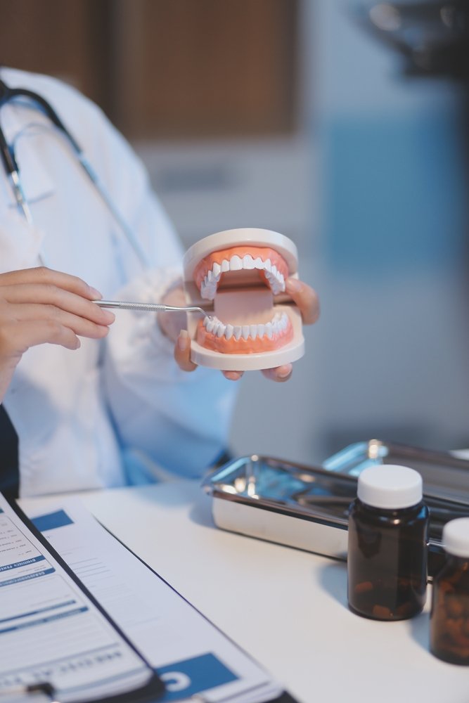Clínica Odontológica 2 Dentista mostrando um molde de uma boca representando trabalho no Espaço Odontológico em Uberaba