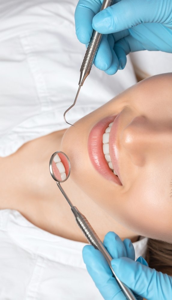 Clínica Odontológica 4 Dentista analisando o sorriso de um paciente representando trabalho no Espaço Odontológico em Uberaba