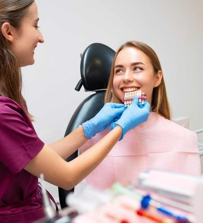 Facetas Dentárias e Estética 1 Mulher em uma consulta demonstrando trabalho de Facetas Dentárias no Consultório Espaço Odontológico Uberaba